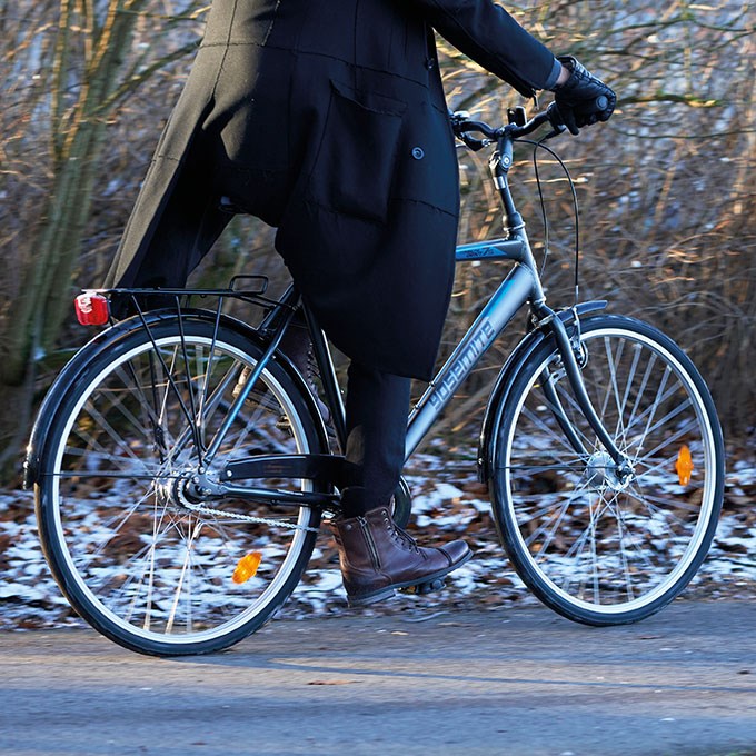 Näin pyöräilet turvallisesti ja mukavasti pimeillä, lumisilla ja jäisillä teillä